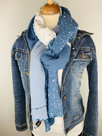 Baumwollschal in der Farbkombination Hellblau, Weiß mit Glitzerelementen, Graublau und Blau mit weißen Punkten